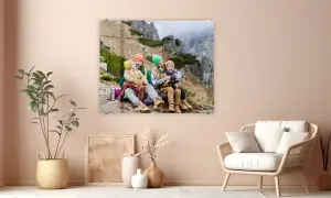 Acrylglas Foto drucken, 4-köpfige Familie, sie wandern in den Bergen, machen gerade Pause, alle tragen bunte Mützen