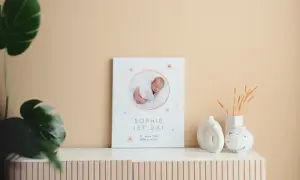 Wandbild, Bild hell, weiß, steht an der Wand, Motiv Baby, rosa Schrift,