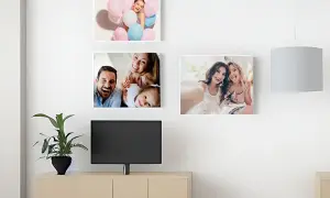 Bilder in verschiedenen Größen an der Wand im Wohnzimmer, Motiv Familie und Freunde