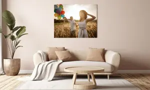 Fotoboard, Leichtschaumplatte, Druck, Paar hält sich an Händen, steht im Getreidefeld mit bunten Luftballons in der Hand, Fotoboard