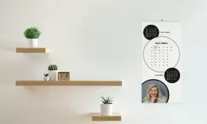 Wanddekoration mit Tablaren und Monatskalender als  Wandkalender