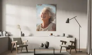 Fotoboard, Leichtschaumplatte, Druck, Seniorin, weiße Haare, weiße Bluse, strahlend, lachend