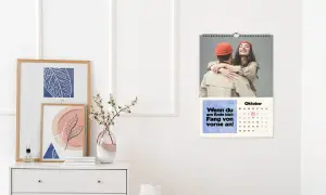 Fotokalender an Wand mit persönlichen Momenten, weiße große Kommode