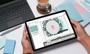 Kalender als Wandkalender auf Tablet gestalten, große Auswahl an Designs für Fotokalender