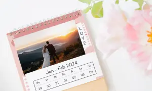 Romantischer Tischkalender quer mit floralen Motiven und Blume als Dekoration im Vordergrund, Kalender mit Fotos gestalten