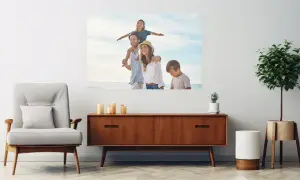 Klebefolie Poster, Motiv 4-köpfige Familie mit Meer und Himmel im Hintergrund