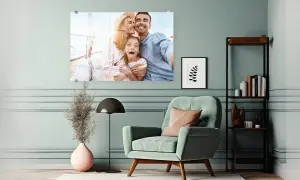 Acrylglas Foto, Bild, Wandbild, 3-köpfige Familie lacht in die Kamera, helle freundliche Farben