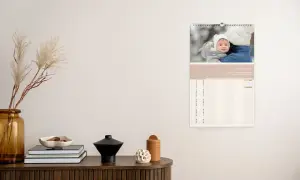 Familienkalender mit Foto von Kind an der Wand, Vorlage für eigenen Fotokalender gestalten