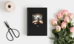 Fotobuch zur Hochzeit in A4 und Hochformat, schwarzer Einband mit Foto vom Hochzeitspaar