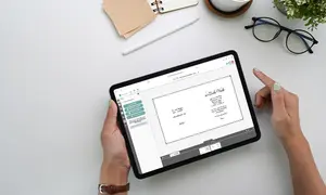 Klappkarte als Fotokarte wird auf Tablet erstellt und gestaltet, in weiß gehalten mit liebsten Designs