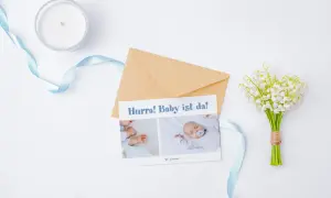 Geburtskarte mit blauem Schriftzug "Hurra!" Baby ist da!" und Bild des kleinen Babys