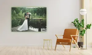 Backlit-Folie bedruckt mit einem Hochzeitspaar im Vordergrund, Wald im Hintergrund