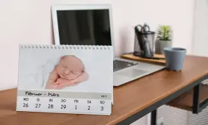 Fotokalender gestalten, Arbeitsplatz mit Tischkalender, Motiv Baby