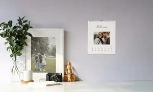 Fotokalender als Wochenkalender an Wand als Design Vorschlag, hängt über Kommode mit Accessoires wie Fotokamera