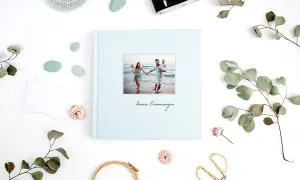 Quadratisches Fotobuch mit Hardcover erstellen, Familienfoto am Strand auf Einband