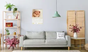 Großer Wandkalender in DIN A2 an Wand, darunter Couch in natürlichen Farben, Familienplaner selbst gestalten