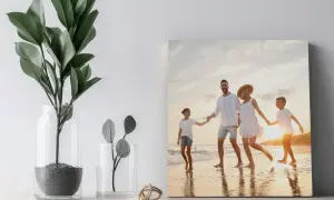 Große Fotoleinwand mit Bild einer Familie am Strand, weiß, Rand ist abgeschnitten