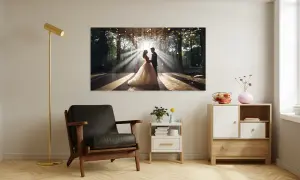 Klebefolie als Wandbild mit Hochzeitspaar und Wald im Hintergrund