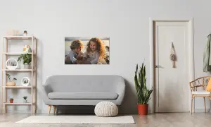 Hochwertiges Fotoposter, mittlere Größe. Motiv: Ein Jungen und einem Mädchen. Raumgestaltung: Sofa und Deko