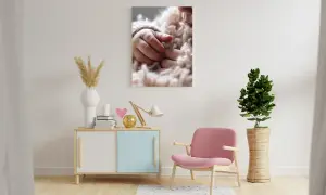 Fotoboard, Poster mit Babyhändchen auf Kuscheldecke, Nahaufnahme