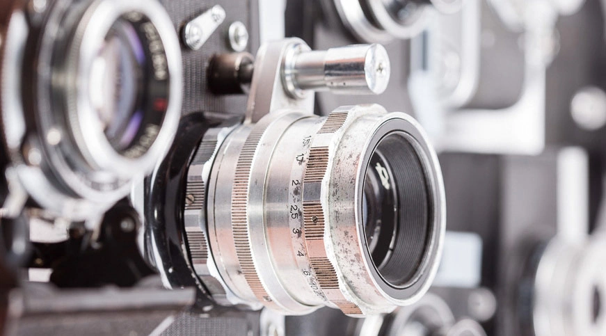 Analoge Objektive in 50mm und 35mm, die sich für verschiedene Kameras nutzen können. Zum Beispiel: Canon, Nikon und Leica.